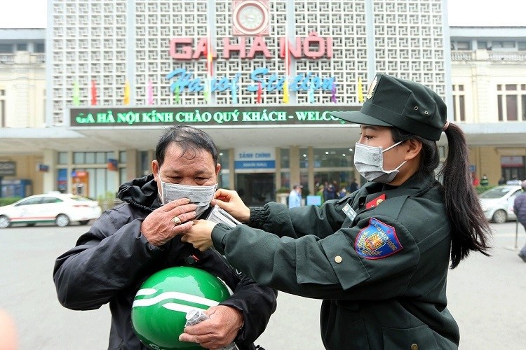 facemask being handed out by police